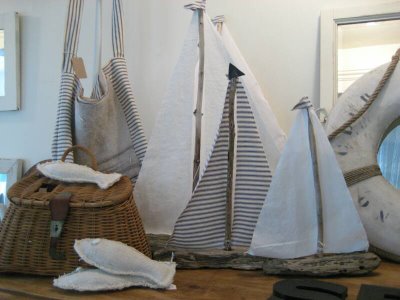 Barcos hechos con trozos de madera y telas