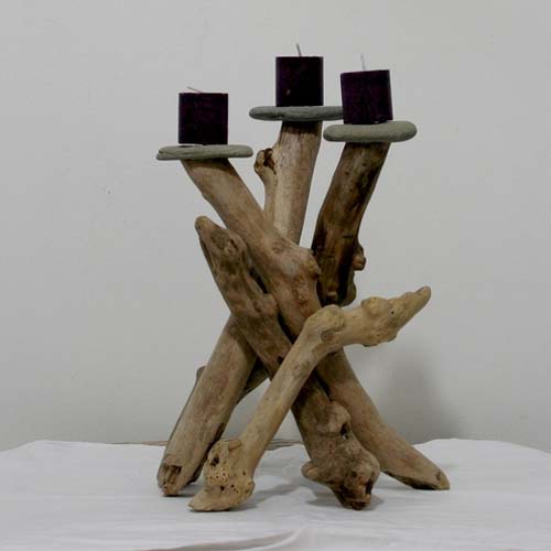 Candelabro para vela con trozos de madera y piedras de playa