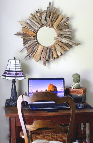 Espejo decorado con trozos de madera
