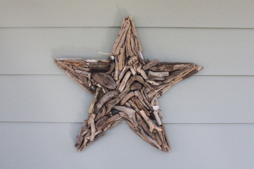 Estrella de pared hecha con trozos de madera