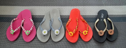 Chanclas personalizadas con cintas de tela y adornos caseros DIY flipflops de distintos colores