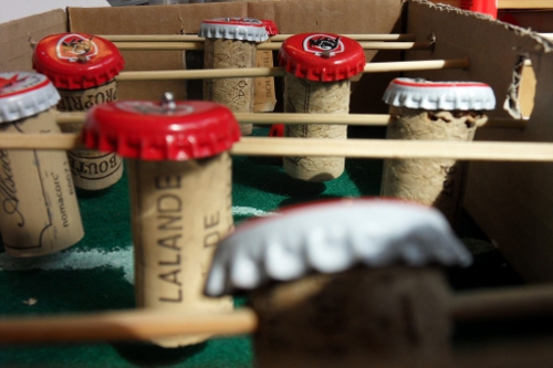 DIY Futbolín casero con tapones de corcho y chapas en caja de cartón Juego de futbol casero hecho reciclando