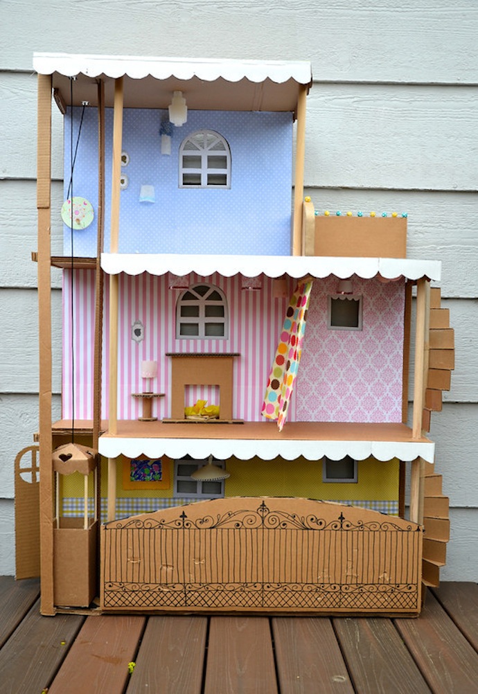 Casa de muñecas de cartón reciclado DIY