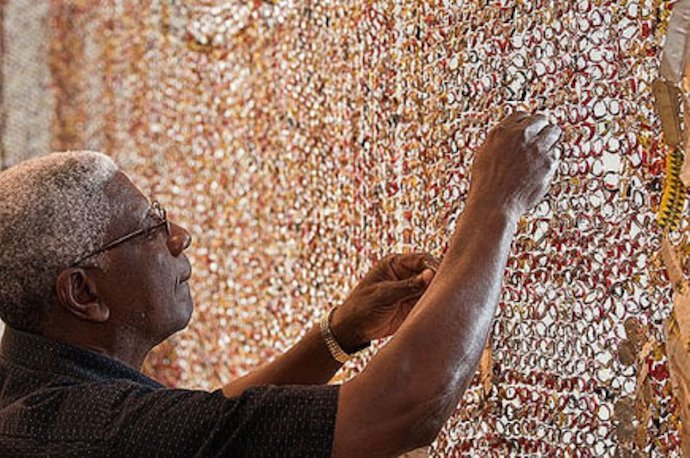 El Anatsui creando la instalación para su obra con tapones reciclados DIY