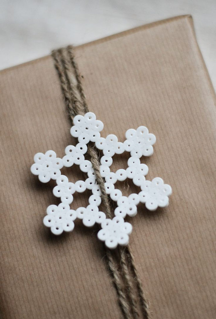 Envoltorio regalo navidad papel kraft copo de nieve hama beads