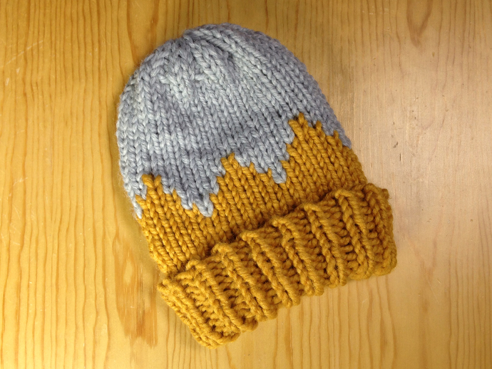 transfusión Permanecer Maldición Tutorial DIY: cómo tejer un gorro bicolor zigzag en telar