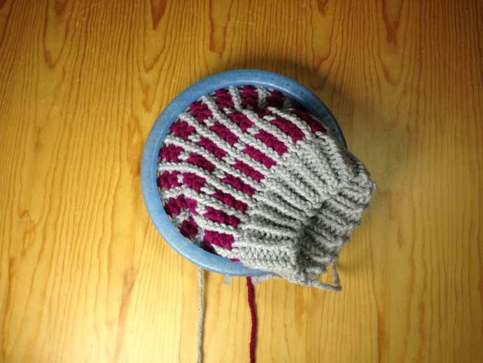 Tejiendo gorro en patrón bicolor con telar