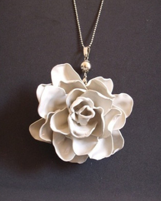 collar_rosa_blanca_cucharas_plastico