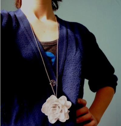 collar_rosa_cucharas_plastico