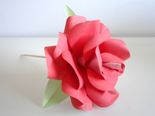 Recorta y crea una rosa de papel - Tutéate