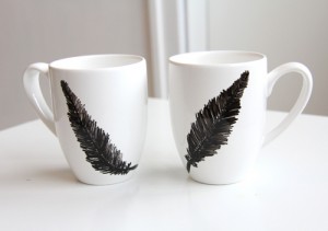 DIY taza pluma con porcelain pen