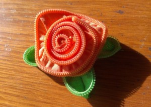 DIY tutorial rosa sant jordi cremalleras recicladas