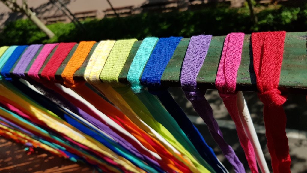 Tiras de trapillo tejido ultra ligero para decorar el balcón con colores del arcoiris