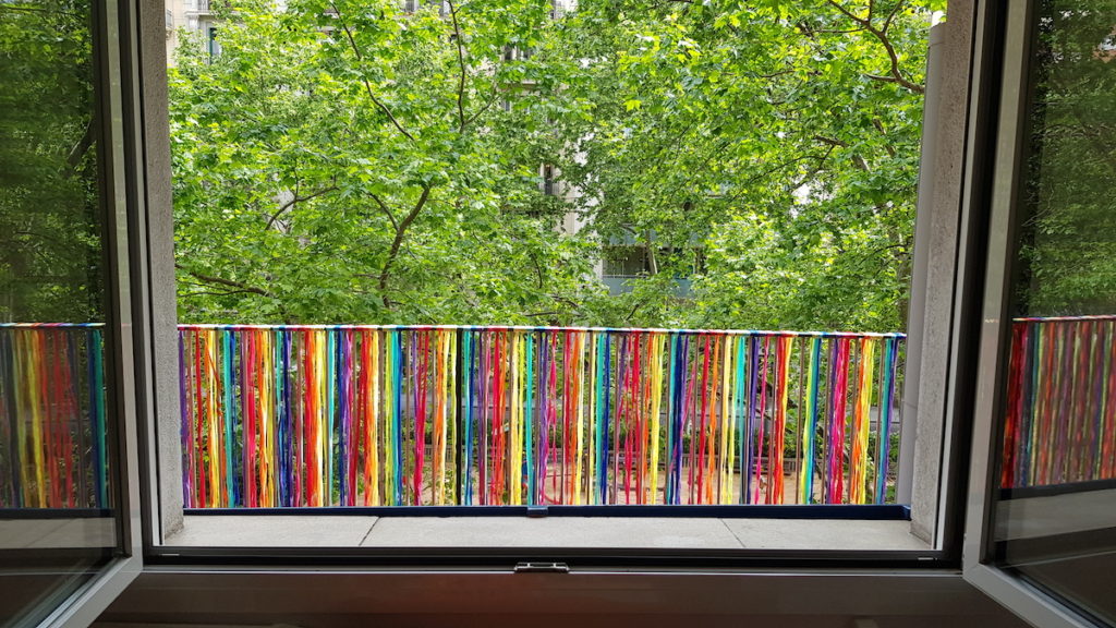 Barandilla de balcón decorada con cintas de colores