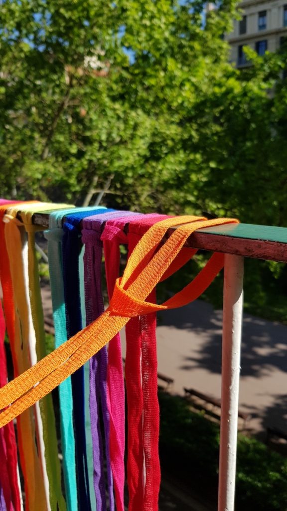Envolver la barandilla del balcón con las tiras de trapillo de colores